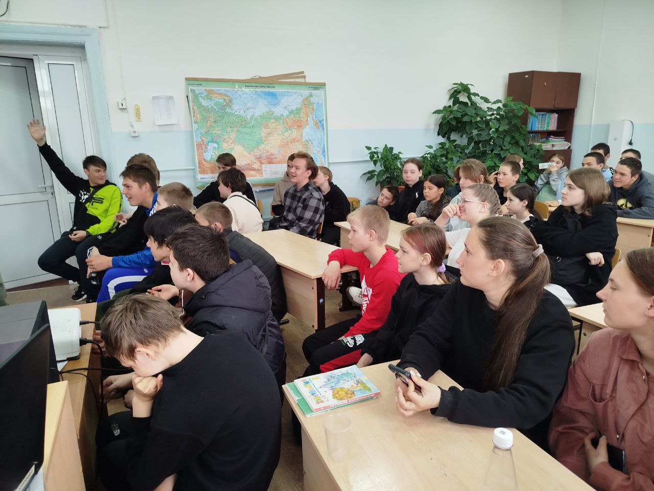 В школу приходила инспектор ГИБДД.
